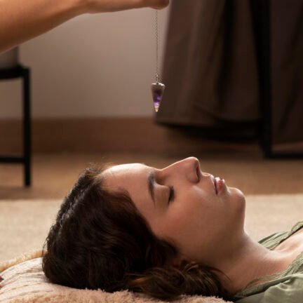 person-conducting-reiki-therapy (2)