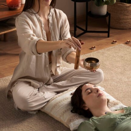 person-conducting-reiki-therapy (4)